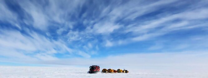 Ferienhaus beliebtes Urlaubsziel – Antarktis - Null Bewohner, Millionen Pinguine und feste Dimensionen. Am südlichen Ende der Erde, wo die Sonne nur zwischen Frühjahr und Herbst über dem Horizont aufgeht, liegt der 7. Kontinent, die Antarktis. Riesig, bis auf ein paar Forscher unbewohnt und ohne offiziellen Besitzer. Eine Welt, die überrascht, bevor Sie sie sehen. Deshalb ist ein Besuch definitiv etwas für die Schatzkiste der Erinnerung und allein die Ausmaße dieser Destination sind eine Sache für sich. Du trittst aus deinem gemütlichen Hotelzimmer und es begrüßt dich die warme italienische Sonne. Du blickst auf den atemberaubenden Gardasee, der in zahlreichen Blautönen schimmert - von tiefem Dunkelblau bis zu funkelndem Türkis. Majestätische Berge umgeben dich, während die Brise sanft deine Haut streichelt und der Duft von blühenden Zitronenbäumen deine Nase kitzelt. Du schlenderst die malerischen, engen Gassen entlang, vorbei an farbenfrohen, blumengeschmückten Häusern. Vereinzelt unterbricht das fröhliche Lachen der Einheimischen die friedvolle Stille. Du fühlst dich wie in einem Traum, der nicht enden will. Jeder Schritt führt dich zu neuen Entdeckungen und Abenteuern. Du probierst die köstliche italienische Küche mit ihren frischen Zutaten und verführerischen Aromen. Die Sonne geht langsam unter und taucht den Himmel in ein leuchtendes Orange-rot - ein spektakulärer Anblick.