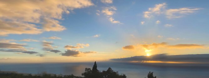 Trip Ferienhaus Insel Urlaub - La Palma macht ihrem Beinamen, die Schöne, alle Ehre. Das Kleinod im Atlantik erstrahlt in sattem Grün, verziert mit hübschen landestypischen Villen in den weit gestreuten Dörfern, eingerahmt von weichen Wellen des dunkelblauen atlantischen Ozeans, am Himmel ziehen malerische Formationen, bauschiger weißer Schäfchenwolken. Eine Bilderbuchidylle zum Verlieben. Die beliebtesten Orte für La Palma Ferien, locken mit besten Angebote für Hotels und Ferienunterkünfte mit Werbeaktionen, Rabatten, Sonderangebote für La Palma Urlaub buchen. Reisedaten eingeben und Hotel Flug Mietwagen Attraktionen Taxis für eine La Palma Reise flexibel buchen. Sollten sich die Pläne ändern, sind viele der Unterkünfte und Zimmer auf La Palma kostenfrei stornierbar.
