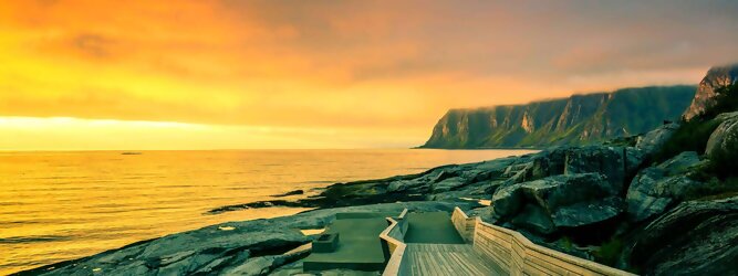 Trip Ferienhaus Ferienhaus Norwegen – Schwindelfrei auf Preikestolen – die spektakuläre Felskanzel erhebt sich als steile Plateauklippe über dem Lysefjord. Die Aussicht über den Fjord ist atemberaubend, schwindelfrei sein ist Voraussetzung. Es lohnt sich auf jeden Fall, schon mitten in der Nacht aufzustehen, um den magischen Moment des überwältigend schönen Sonnenaufgangs mitzuerleben, grandios wie sich die ersten Sonnenstrahlen in den steilen Felswänden verfangen und die Bergmauern zum Leuchten bringen. Dieser Augenblick inspiriert zur Demut und Dankbarkeit. Die beliebtesten Orte für Ferien in Norwegen, locken mit besten Angebote für Hotels und Ferienunterkünfte mit Werbeaktionen, Rabatten, Sonderangebote für Norwegen Urlaub buchen.