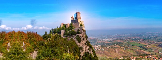 Trip Ferienhaus Urlaubsdestination - San Marino – Hol ihn dir – den heißbegehrten Einreise-Stempel von San Marino. Nimm deinen Reisepass, besuche die örtliche Tourismusbehörde, hier wird die kleine Trophäe in dein Reisedokument gestempelt, es sieht gut aus und ist eine supertolle Urlaubserinnerung. Dieses neue Trendy-Reiselust-Souvenir passt ausgezeichnet zu den anderen außergewöhnlichen Stempeln deiner vergangenen Reisen. San Marino ist ein sehr interessanter Zwergstaat, eine Enklave, vollständig von Italien umgeben, eine der ältesten bestehenden Republiken und eines der reichsten Länder der Welt. Die beliebtesten Orte für Ferien in San Marino, locken mit besten Angebote für Hotels und Ferienunterkünfte mit Werbeaktionen, Rabatten, Sonderangebote für San Marino Urlaub buchen.